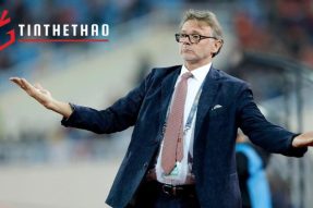 HLV Philippe Troussier vẫn là tâm điểm chú ý trên các phương tiện truyền thông